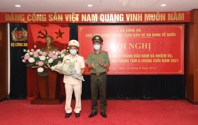 Thiếu tướng Nguyễn Thanh Trang, Cục trưởng Cục XDPT bảo vệ ANTQ trao hoa chúc mừng Thượn tá Phạm Hồng Quang.