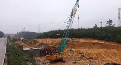 Cao tốc Cam Lộ - La Sơn chậm tiến độ do thiếu đất san lấp