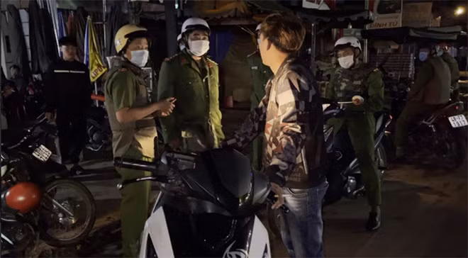 Các tổ tuần tra kiểm soát hoạt động theo mô hình 141 của Công an huyện Cư Jút tăng cường tuần tra, kiểm soát khép kín địa bàn. Các tổ tuần tra kiểm soát hoạt động theo mô hình 141 của Công an huyện Cư Jút tăng cường tuần tra, kiểm soát khép kín địa bàn.