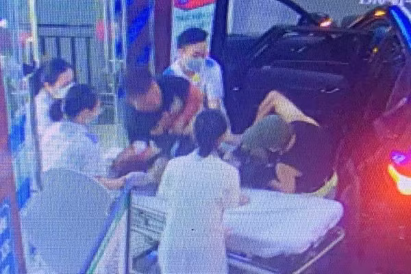 Nạn nhân sau đó được đưa đi cấp cứu nhưng tử vong do thương tích nặng.