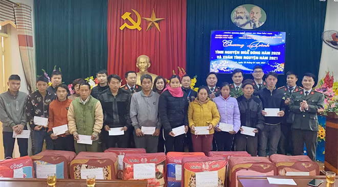 Trao quà cho gia đình chính sách, người có uy tín và gia đình có hoàn cảnh đặc biệt khó khăn trên địa xã Cổ Linh, huyện Pác Nặm, tỉnh Bắc Kạn.