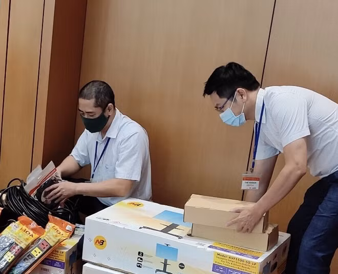 Đội ngũ kỹ thuật viên của VNPT thực hiện công tác chuẩn bị cho Kỳ họp thứ nhất Quốc hội XV.