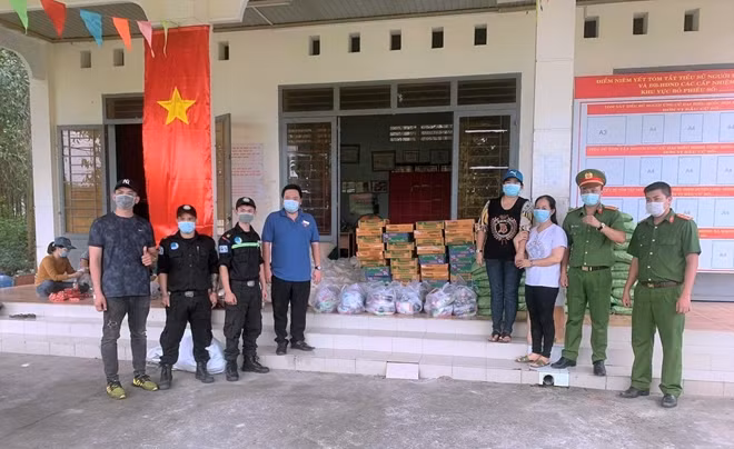 Công an xã Lộc An đồng hành cùng người dân vượt qua đại dịch.