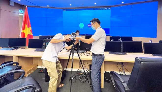 Kỹ thuật viên VNPT triển khai lắp đặt hệ thống camera tại Hội trường.