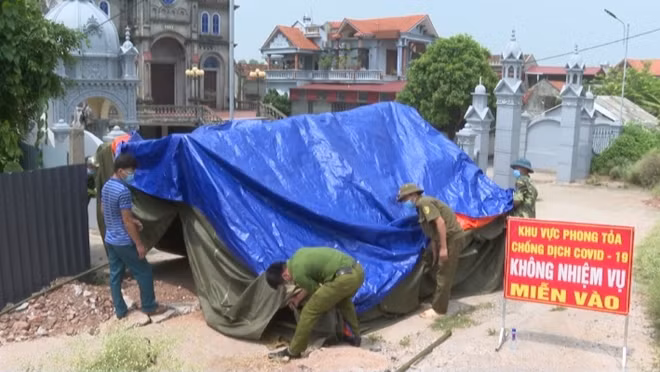 Các lực lượng chức năng dựng chốt cách ly.