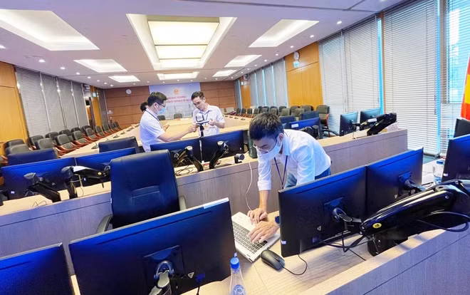 Kỹ thuật viên VNPT đang lắp đặt hệ thống phục vụ Kỳ họp.