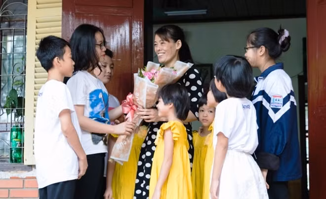 Niềm vui của người mẹ ở Làng SOS Vinh khi được các con ở Làng tặng hoa.