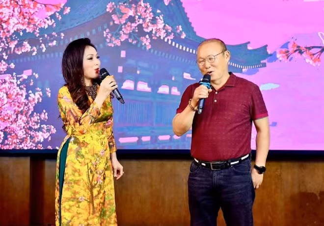 NSND Thái Bảo cùng HLV trưởng Đội tuyển bóng đá Việt Nam Park Hang-Seo hát vang bài “Korean”.