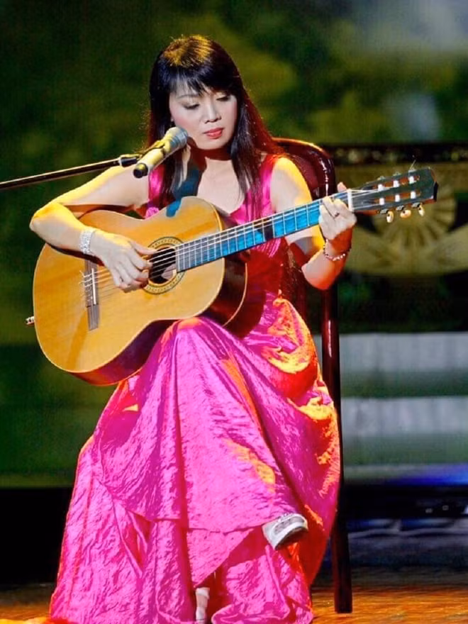 Biểu diễn cùng cây đàn ghita quen thuộc.