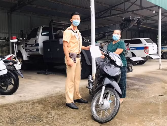 Chiếc xe được đại diện đội CSGT -TT Công an TP Vinh trao trả cho bà Nguyễn Thị Thìn.