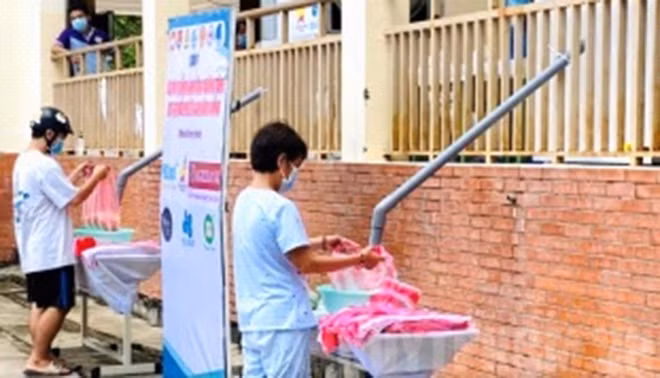 Người dân các quận ở TP Hồ Chí Minh được hỗ trợ gạo miễn phí tại các cây “ATM gạo”.
