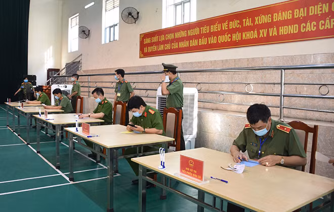 Đồng chí Giám đốc, các đồng chí Phó Giám đốc Công an tỉnh tại bàn cử tri để lựa chọn các đại biểu trước khi bỏ phiếu.