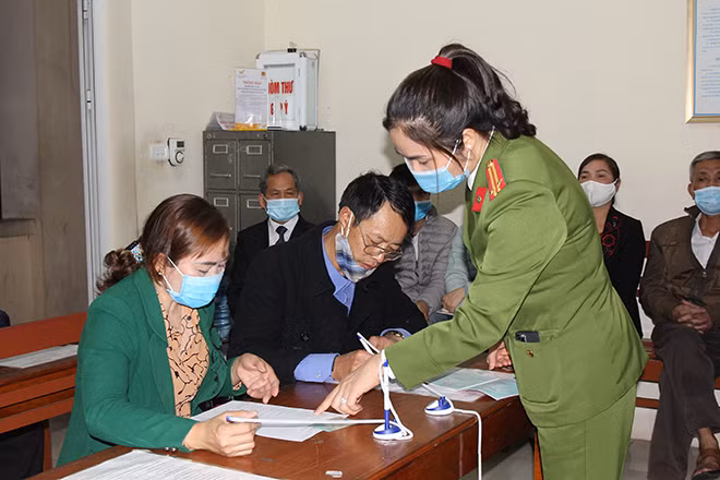 Nữ cán bộ Đội Cảnh sát QLHC về TTXH Công an huyện Thanh Liêm tận tình hướng dẫn người dân làm các thủ tục cấp căn cước công dân có gắn chíp điện tử.