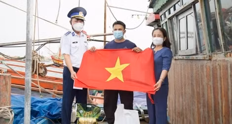 Cảnh sát biển thăm, tặng quà ngư dân có hoàn cảnh khó khăn