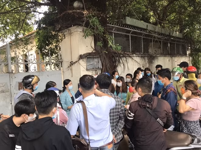 Nhiều người đến Cơ quan Công an nộp đơn tố cáo Coolcat lừa đảo.