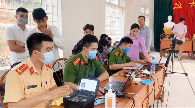 Công an huyện Quỳnh Nhai làm thủ tục cấp căn cước công dân cho người dân trên địa bàn.