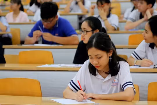 Ngoài 3 bài thi đã được công bố gồm Toán, Văn, Ngoại ngữ, năm nay Lịch sử là bài thi thứ 4 được lựa chọn ngẫu nhiên trong số 6 môn còn lại.