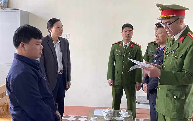 Thi hành lệnh khám xét nơi làm việc của Bùi Xuân Quang và khám xét nơi ở của Phạm Văn Biên.