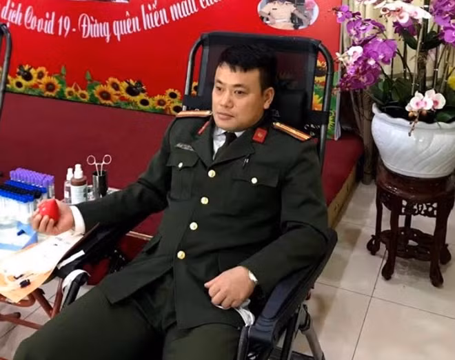 Thiếu tá Nguyễn Văn Chung tham gia hiến máu tình nguyện năm 2021 với chủ đề Giọt hồng Công an Ninh Bình.