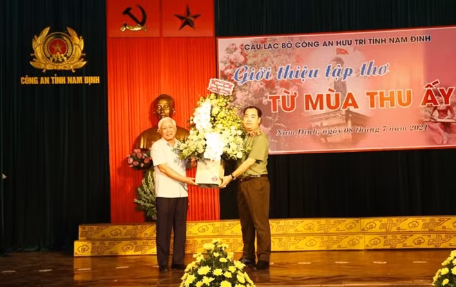 Đại tá Bùi Quyết Toán, Phó Giám đốc Công an tỉnh tặng hoa chúc mừng CLB.