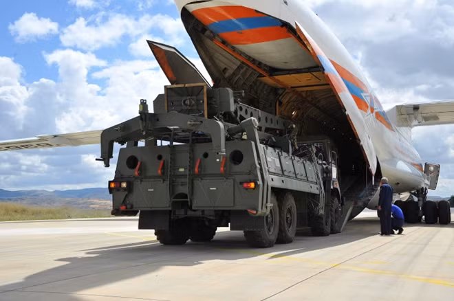 Các bộ phận của hệ thống phòng không S-400 được dỡ xuống từ một máy bay vận tải của Nga, tại sân bay quân sự Murted ở Ankara, Thổ Nhĩ Kỳ. Ảnh: AP.