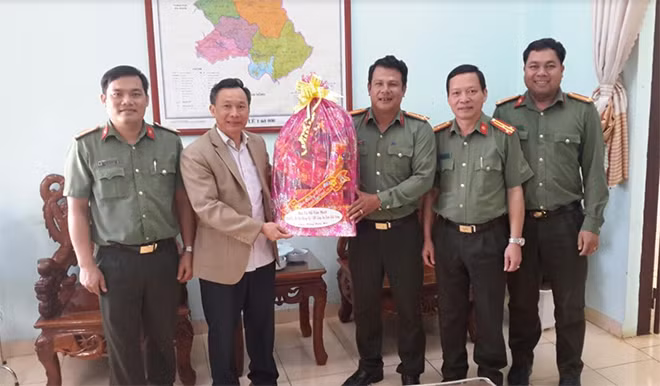 Thượng tá Nay Gia Phú, Phó Giám đốc Công an tỉnh tặng quà, chúc tết Huyện ủy, UBND huyện Đắk Glong.