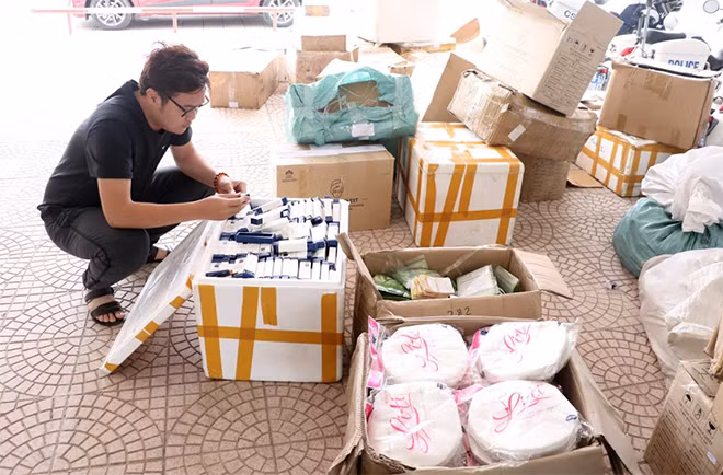 Đối tượng và tang vật bị thu giữ. Đối tượng và tang vật bị thu giữ.