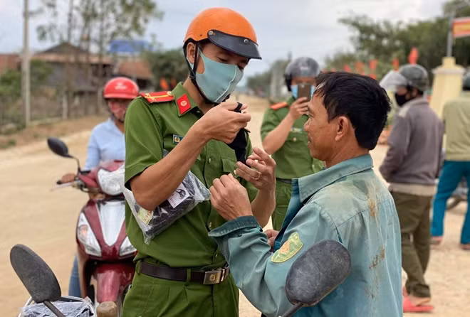 Lực lượng Công an phát khẩu trang cho người dân tại chốt chặn kiểm dịch