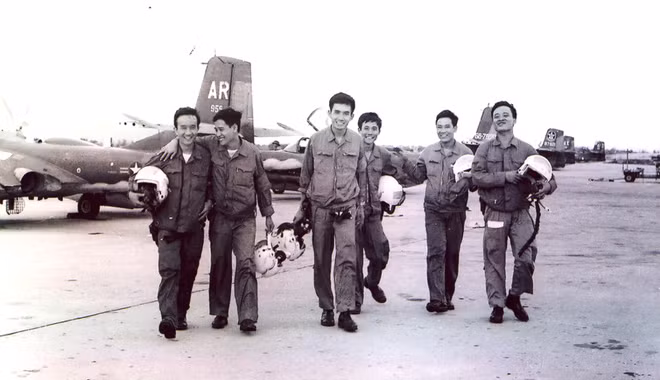 Phi đội Quyết thắng hoàn thành nhiệm vụ đánh bom Sân bay Tân Sơn Nhất, về hạ cánh an toàn tại sân bay Phan Rang. (Ảnh tư liệu). Phi đội Quyết thắng hoàn thành nhiệm vụ đánh bom Sân bay Tân Sơn Nhất, về hạ cánh an toàn tại sân bay Phan Rang. (Ảnh tư liệu).