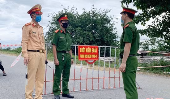 Công an Hà Tĩnh tăng cường kiểm soát người ra vào các chốt, đảm bảo cách ly y tế toàn TP Hà Tĩnh.