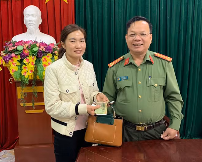 Chị Đỗ Thị Điệp vui mừng nhận lại tài sản.