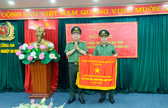 Thừa ủy quyền của Thủ tướng Chính phủ, Thiếu tướng Nguyễn Khắc Cường trao Cờ thi đua xuất sắc của Thủ tướng CP tặng Công ty 19-5.
