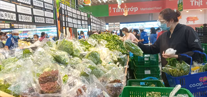Hàng hóa đầy ắp tại siêu thị Co.op Mart trong ngày 9/7.
