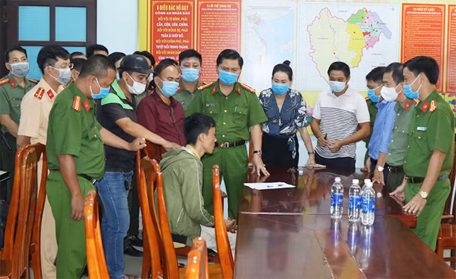 Đối tượng (ngồi) khi bị bắt giữ.
