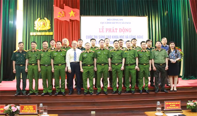 Thứ trưởng Lê Quốc Hùng và các đại biểu tại Lễ phát động.