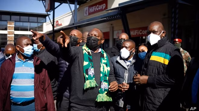 Tổng thống Nam Phi Cyril Ramaphosa hôm 18-7 đến thăm thị trấn Soweto - nơi diễn ra các cuộc bạo lực đốt phá cơ sở kinh doanh. Ảnh: AP.