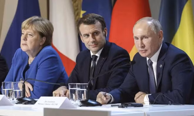 Bà Angela Merkel, ông Emmanuel Macron đã gợi ý một hội nghị thượng đỉnh EU với Tổng thống Nga Vladimir Putin.