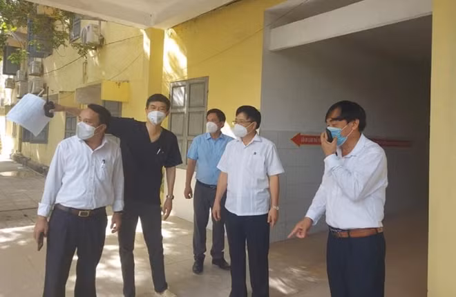Phó Chủ tịch UBND tỉnh Nghệ An Bùi Đình Long đi kiểm tra công tác chuẩn bị bệnh viện dã chiến.