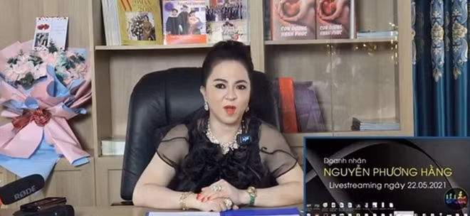 Màn livestream của bà Phương Hằng nhận nhiều ý kiến trái chiều.