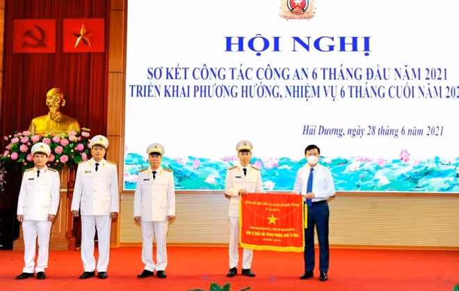 Công an huyện Gia Lộc nhận Cờ thi đua của Thủ tướng Chính phủ.