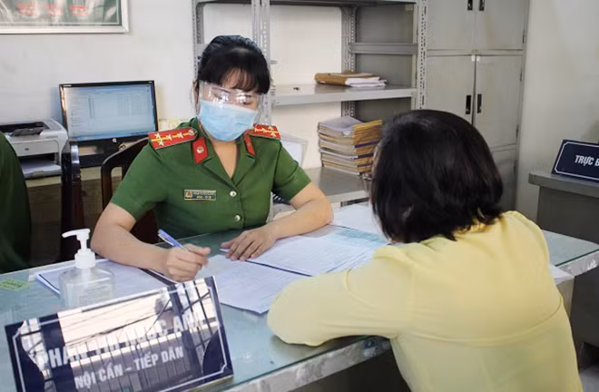Cán bộ Công an quận Phú Nhuận hướng dẫn người dân làm thủ tục hành chính.