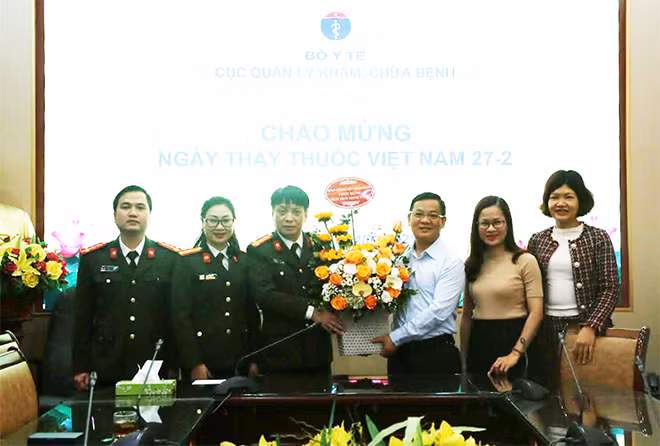 Đại tá Phạm Khải chúc mừng lãnh đạo, cán bộ nhân viên Cục Quản lý Khám, chữa bệnh (Bộ Y tế).