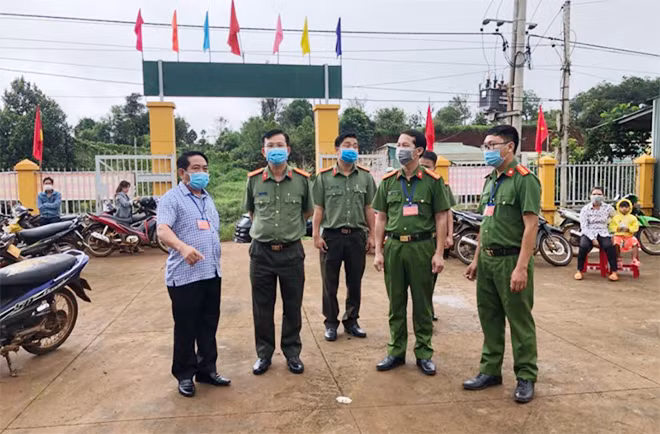 Đại tá Hồ Văn Mười kiểm tra công tác bầu cử tại huyện biên giới Tuy Đức.