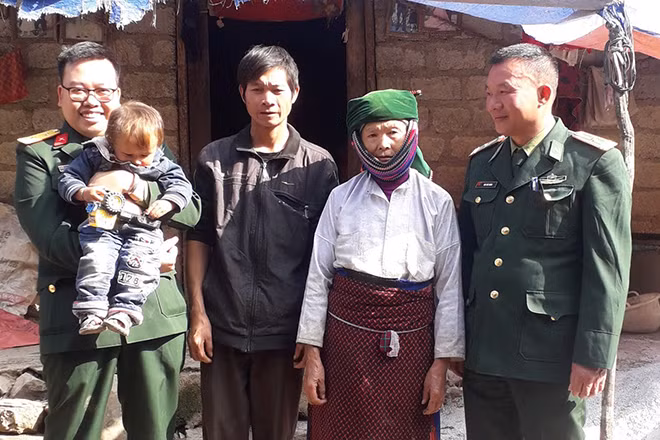 Phóng viên cùng “bố Biên phòng”, bà nội và bác của 3 con nuôi Đồn Lũng Cú. Phóng viên cùng “bố Biên phòng”, bà nội và bác của 3 con nuôi Đồn Lũng Cú.