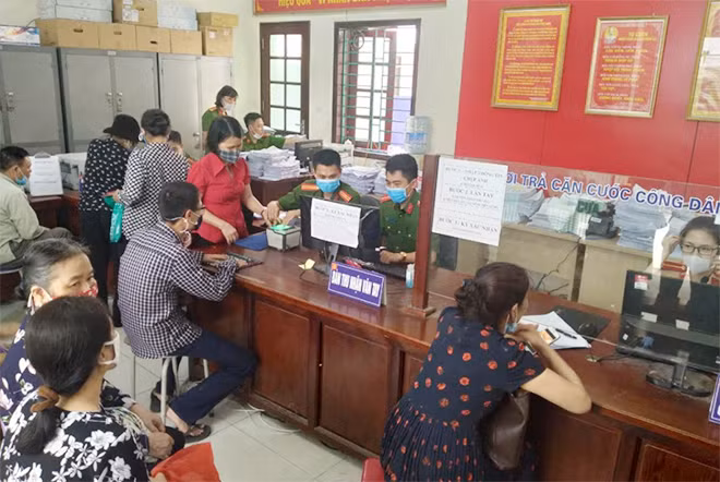 Công an TP Hải Dương cấp CCCD gắn chíp cho người dân. Công an TP Hải Dương cấp CCCD gắn chíp cho người dân.