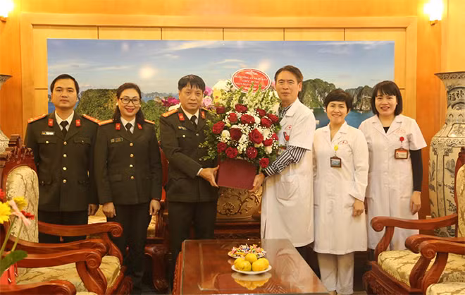 Đại tá Phạm Khải chúc mừng lãnh đạo, các y bác sĩ, nhân viên Bệnh viện Y học cổ truyền (Bộ Công an).