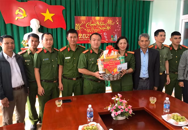 Tặng quà Công an Đắk Lao – Đồng chí Phó Giám đốc Công an tỉnh Đắk Nông và đoàn công tác trao tặng quà Tết cho CBCS Công an xã Đắk Lao, huyện Đắk Mil.