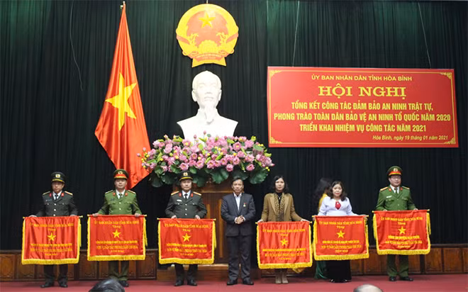 UBND tỉnh tặng cờ thi đua xuất sắc cho 6 tập thể vì đã có thành tích xuất sắc trong công tác đảm bảo ANTT. UBND tỉnh tặng cờ thi đua xuất sắc cho 6 tập thể vì đã có thành tích xuất sắc trong công tác đảm bảo ANTT.