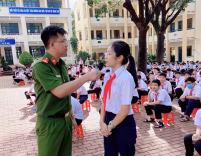 Công an tỉnh Bình Phước tuyên truyền phòng, chống tội phạm và bạo lực học đường.