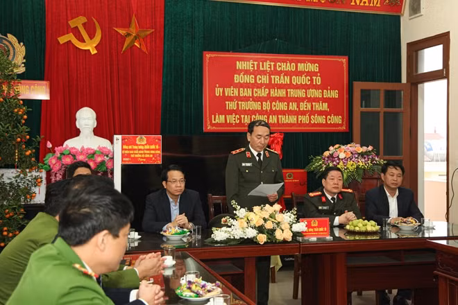 Thứ trưởng Trần Quốc Tỏ kiểm tra công tác đảm bảo ANTT tại Công an TP Sông Công.